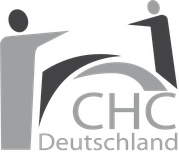 Ein Bild mit einer Frau, die ihre Haut berührt, und neben ihr drei Hautpflegeprodukte auf einem weißen Hintergrund.
